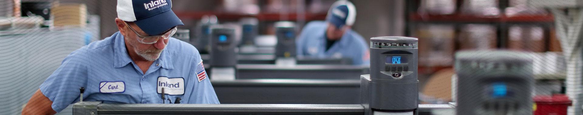 Panoramic photo of Inland Packaging employee Carl working in the printing plant